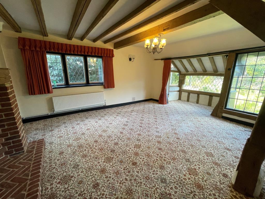 Lot: 118 - SUBSTANTIAL PERIOD PROPERTY FOR UPDATING IN DESIRABLE LOCATION - Living room with exposed beams and bay window